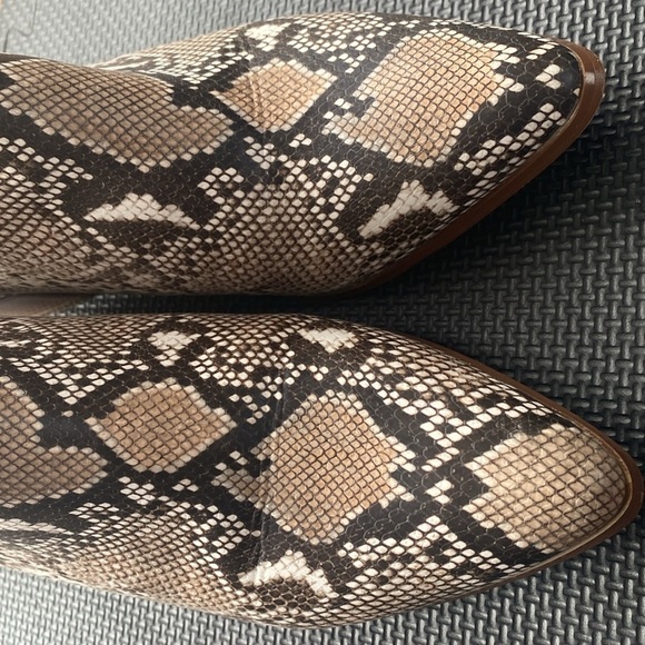 Snake Print Cut Out Ankle Bootie Size 9 - Picture 6 of 11